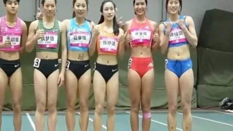 “国米揭晓预热海报迎德比大战：今夜，球场激情碰撞，我们独领风骚⚔️”